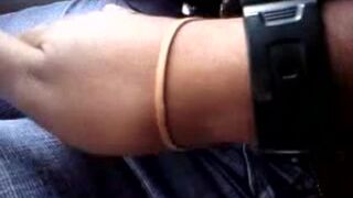 Tocando a un desconocido dormido entre las piernas en el autobús