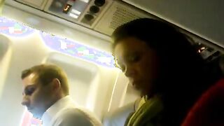 Tío se masturba la polla delante de una morena en el avión