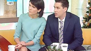 Anastasia Chernobrovina pone el pie en la cámara en la transmisión matutina