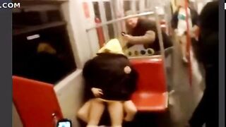 Amantes follan en el metro sin avergonzar a los pasajeros