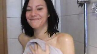 El chico animó a la chica con sexo después de un relajante baño