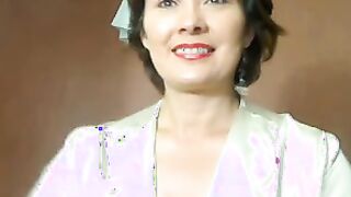 La cocinera enseña su coñito peludo delante de la webcam