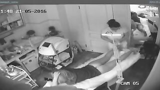 La morena le arrancó el pelo al coño a la rubia