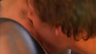 Joven lamió el jugoso coño de mamá y se corrió en su boca