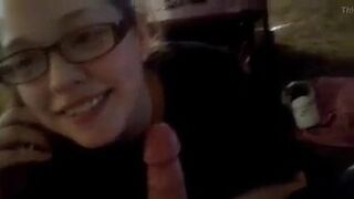 la esposa engaña mientras el esposo está al teléfono