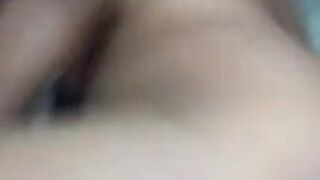 mi mujer se masturba el coño con un pepino gigante