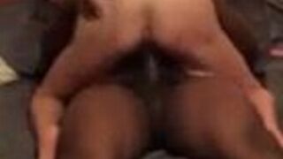 a la esposa blanca le encanta montar la GRAN POLLA NEGRA