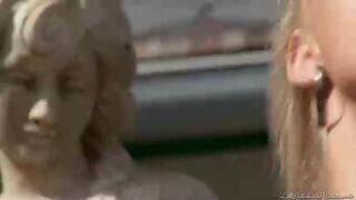 Daria Glower es una mujer rubia y seductora a la que le gusta usar medias negras y follar con chicos más jóvenes.