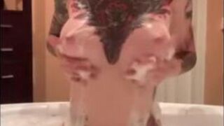 la zorra pelirroja recibió una corrida pegajosa y luego se relajó en la bañera