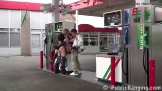 una damisela muy embarazada en la calle pública sexo en grupo pulverizar trío joroba