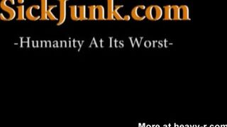 la mamá drogada hace que su hijo se corra sobre ella