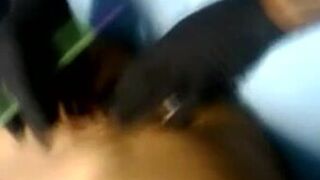 chica se perfora el clítoris