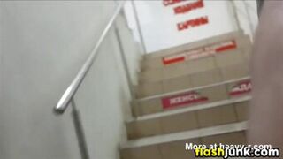 Chico mostrando su polla en público