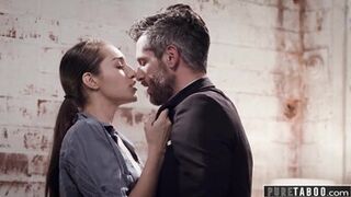 asistente caliente se abalanza sobre el tentador silbato de carne de su dominante