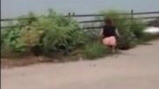 Mujer drogadicta ofreciéndose a sí misma