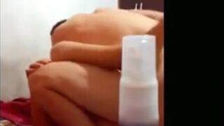 Adolescente aficionado gimiendo fuerte