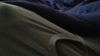 Ella se masturba con la salchicha del padrastro en su ropa interior haciéndolo gritar tan ruidosamente