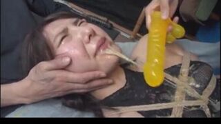 Esclava forzada a vomitar