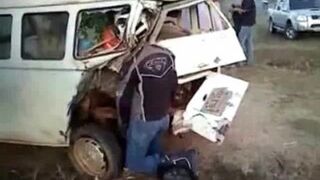 Motociclista muere en la parte trasera de una minivan