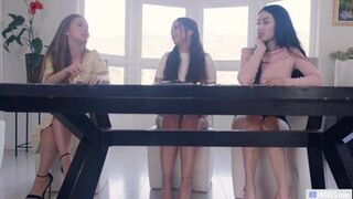 Organizadora de bodas lesbiana y una futura novia cachonda están a punto de tener un trío solo para chicas