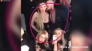 Estrella pop rusa atrapada dando paja en público