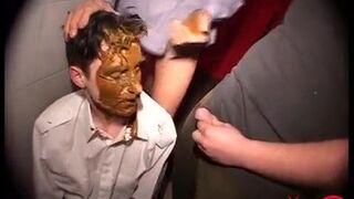 Chico cabreado y de mierda en el baño de hombres