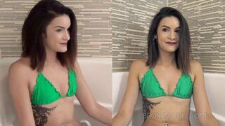 Morena tatuada en traje de baño verde posa frente a la cámara y bromea un poco