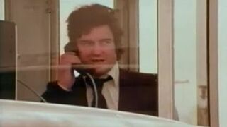 chica insaciable con enormes tetas está montando la polla de su amiga, mientras su marido está en el trabajo