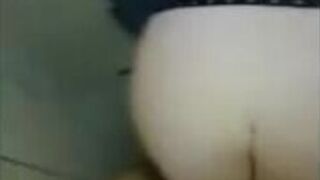 Pareja real sin experiencia teniendo sexo en el apartamento de vestir