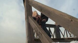 mujer rubia conoce una de las mejores formas de calentar a su amante en un día frío