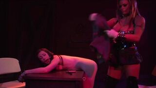 dominante enorme boobed stunner utiliza tímido babe para bdsm puro placer