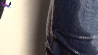 mojar blue jeans y calzado de lluvia