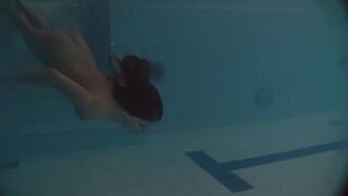 hermoso cuerpo encantador adolescente natalia kupalka nadando desnudo