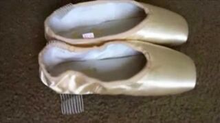 Corrida libertina en zapatos de bailarina con esperma