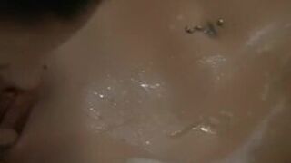 lesbos atractivos en la escena del baño humeante