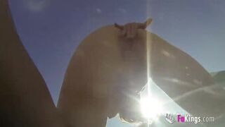 masturbándose en la playa nudista mientras la gente mira y se masturba