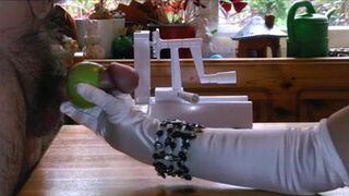 Divaxl usando una manzana para masturbarlo