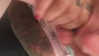 mujer tatuada da increíble mamada a gran polla blanca musculosa