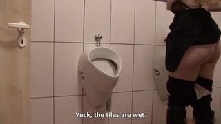 rubia cougar folla en lugar público