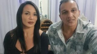 Un chico con una gran polla se folla a las chicas en la playa y se corre en su boca