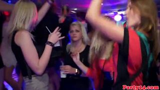 las damas europeas se divierten en el club nocturno, después de que se emocionaron un poco