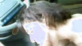 Puta lame una gran polla en el coche