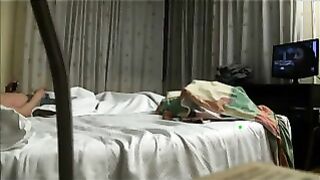 Hombre gordo engaña a la sirvienta gordita para que le haga una mamada en un hotel