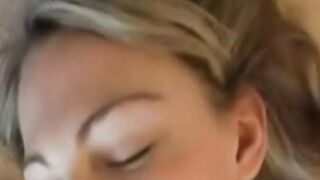 La chica se quita la cara en primer plano durante el orgasmo por masturbación