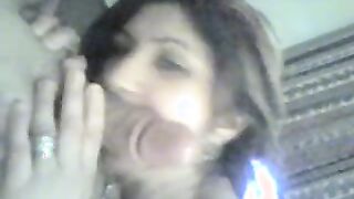 Mujer casada armenia chupa la polla de su amante mientras su marido no está en casa