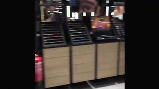 Glamorosa rubia se filma desnuda en lugares públicos para Snapchat