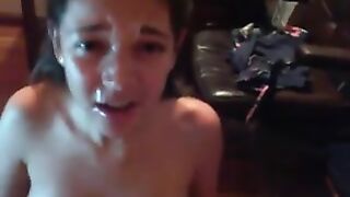 Una jovencita después de una mamada tomó esperma en su cara