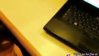 Estudiante en biblioteca chupando polla