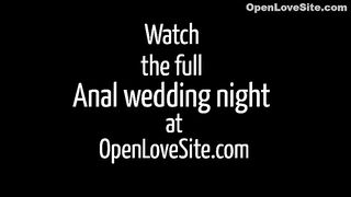 El novio tira del anal de la novia sobre el tronco duro