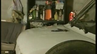 Chica mira como los chicos se follan a su amiga con los ojos vendados